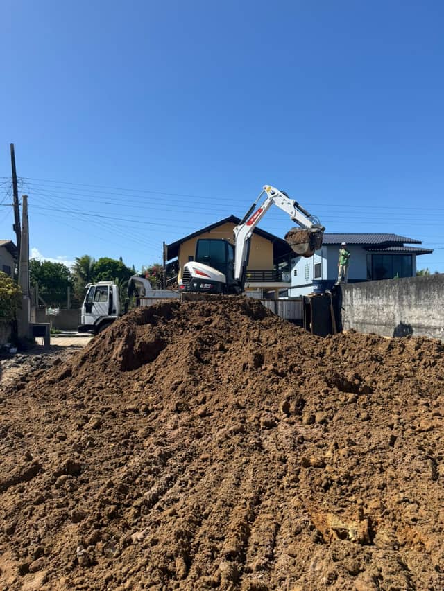 Bob cat E55 - Equipamentos Pesados para locação em Balneário Piçarras, SC