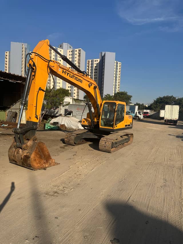 Hyundai 210 - Equipamentos Pesados para locação em Caçapava, SP