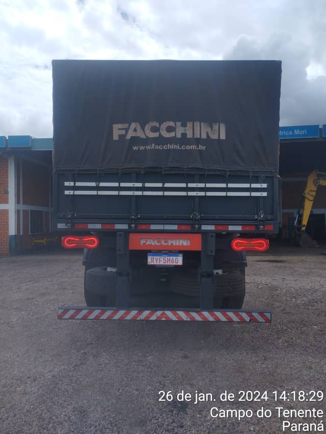 Carretas 4 eixos graneleiros - Equipamentos de Transporte para locação em Campo do Tenente, PR