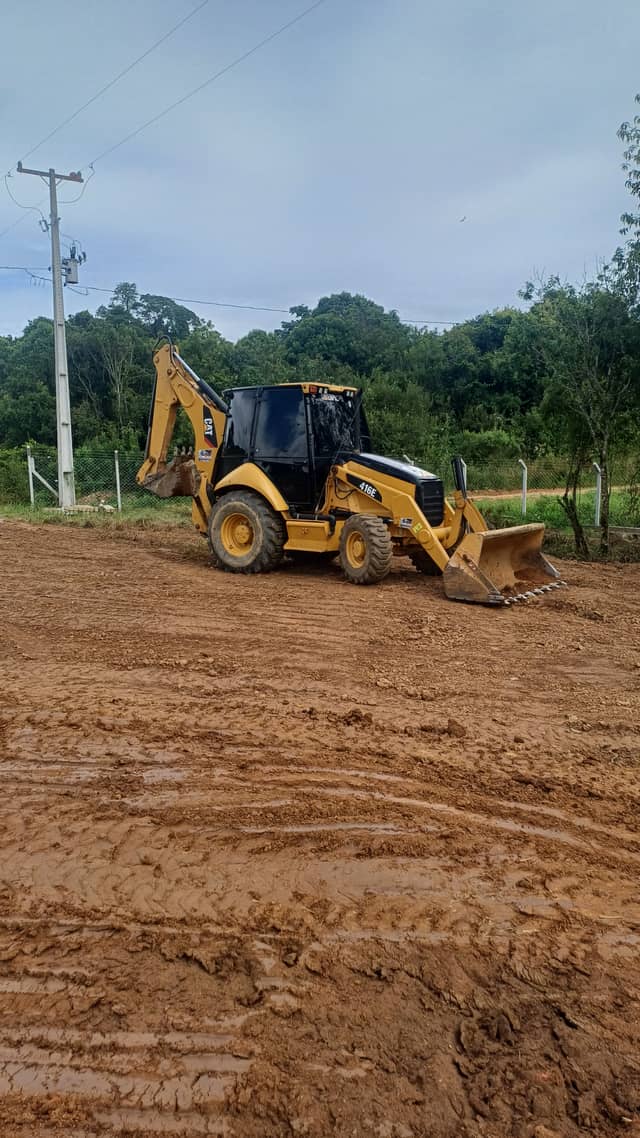 Retroescavadeira - Equipamentos Pesados para locação em Contenda, PR