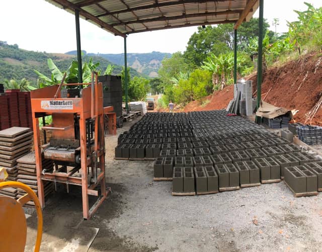 Máquina de Bloco - Equipamentos de Construção para locação em Campo do Tenente, PR