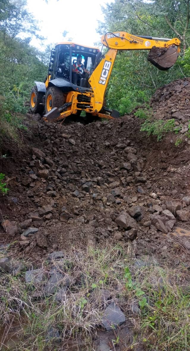 Retroescavadeira jcb 4cx - Equipamentos Pesados para locação em Ametista do Sul, RS